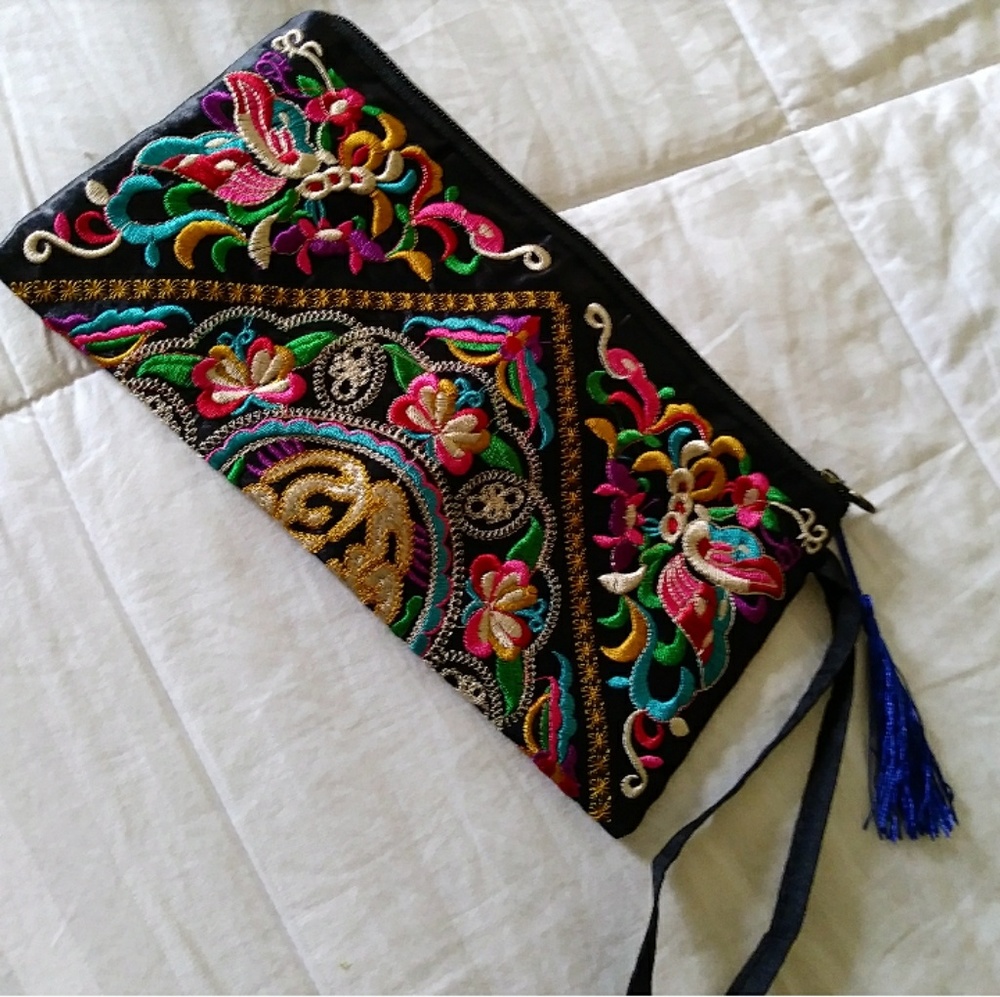 🌸New Floral Design Wristlet ✨